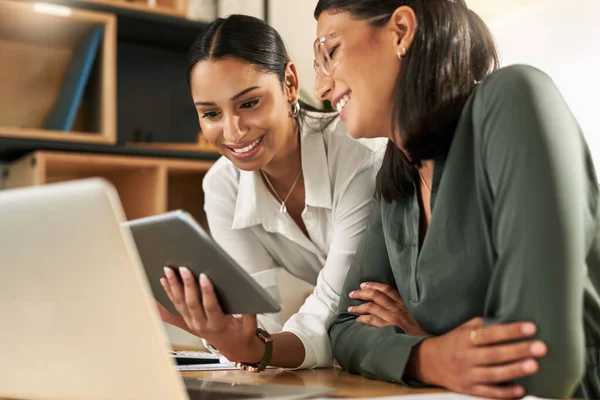 Id möchte, dass Sie dies überblicken. Aufnahme von zwei Geschäftsfrauen, die ein digitales Tablet zur Überwachung ihrer Arbeit benutzen. — Stockfoto