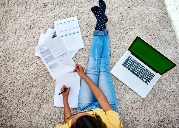 Es war Teil ihrer Hausaufgaben, finanzielle Verantwortung zu lernen. High-Winkelaufnahme eines nicht wiedererkennbaren Teenagermädchens bei der Hausarbeit. — Stockfoto