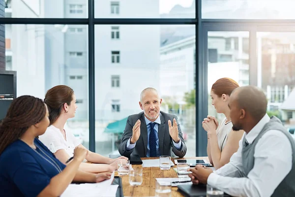 Få fram hans vision. Beskuren bild av en grupp affärsmän som möts i styrelserummet. — Stockfoto