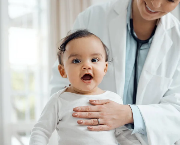 아기가 건강을 유지하려면 정기 검진을 받아야 합니다. 어느 소아과 의사 가 병원에서 아기를 진찰하고 있는 장면이 찍힌 사진. — 스톡 사진