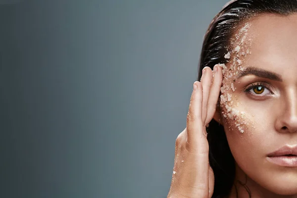 Me exfolio porque me importa mi piel. Foto de una hermosa joven posando con sal en la cara. —  Fotos de Stock