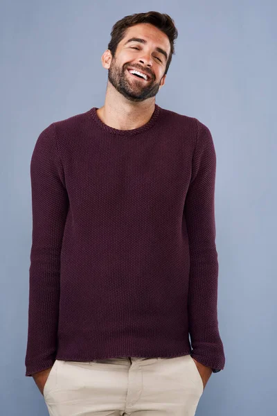 Además de guapo, pero también tiene una gran personalidad. Estudio de un joven guapo y feliz posando sobre un fondo gris. —  Fotos de Stock