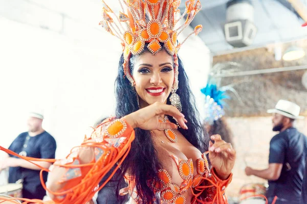 Samba, skönheten i Brasilien. Skjuten av en vacker samba dansare som uppträder på en karneval. — Stockfoto