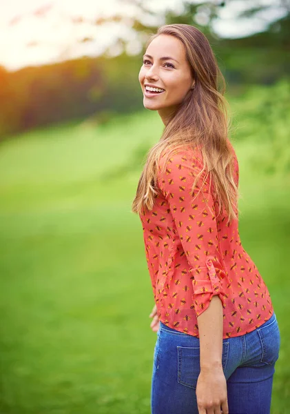 She loves coming to the park. Shot of a young woman enjoying a day in the outdoors. — Stock Photo, Image