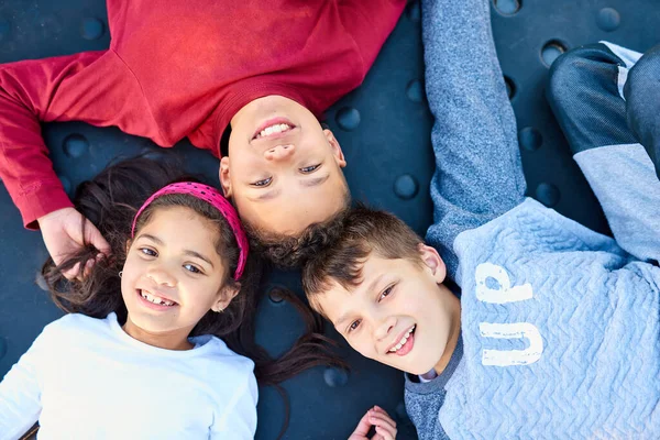 Felicidad infantil. Retrato de tres hermanos jugando juntos en el parque. —  Fotos de Stock