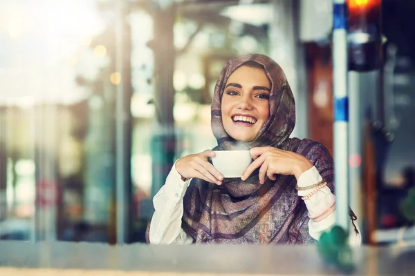 O café é o meu prazer da tarde. Retrato de uma jovem mulher tomando uma xícara de café em um café. — Fotografia de Stock