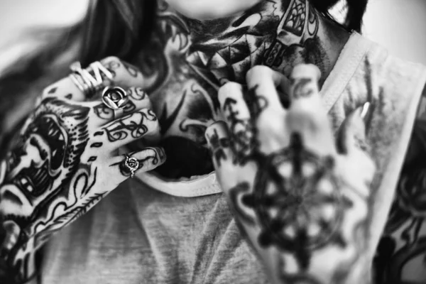 Татуйовані з ставленням. Обрізаний студійний портрет татуйованої молодої жінки . — стокове фото