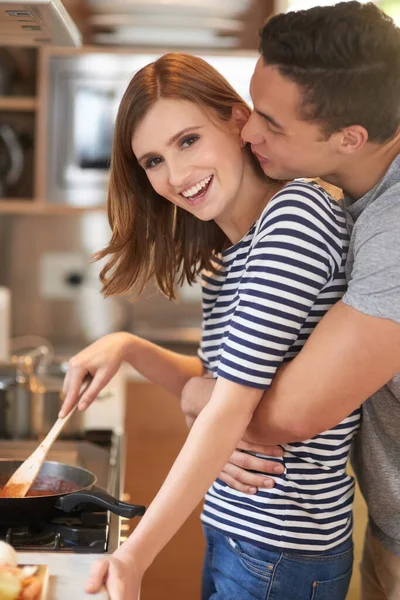 Preferia provar-te. Retrato de um jovem casal afetuoso cozinhando uma refeição juntos em sua cozinha. — Fotografia de Stock