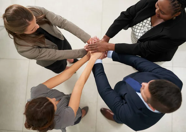 Decididos a realizar sus objetivos juntos. Alto ángulo de tiro de un grupo de empresarios que unen sus manos en unidad. — Foto de Stock