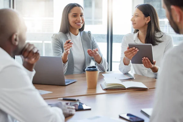 Es gibt immer etwas Neues zu besprechen. Aufnahme einer Gruppe von Geschäftsleuten bei einer Besprechung in einem Sitzungssaal bei der Arbeit. — Stockfoto
