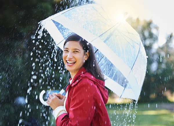 Her zaman kuru kalıyor. Yağmurda elinde şemsiye tutan genç bir kadının fotoğrafı.. — Stok fotoğraf