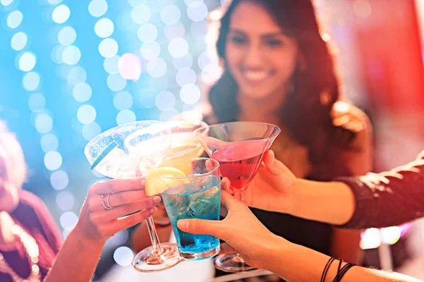 祝您周末愉快。一群女人在派对上喝着鸡尾酒庆祝的剪影. — 图库照片