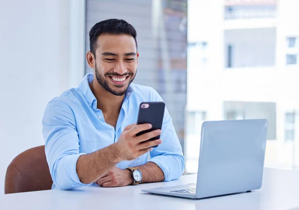 Os textos românticos fazem sempre o meu dia. Tiro de um homem de negócios usando seu smartphone para enviar um texto no trabalho. — Fotografia de Stock