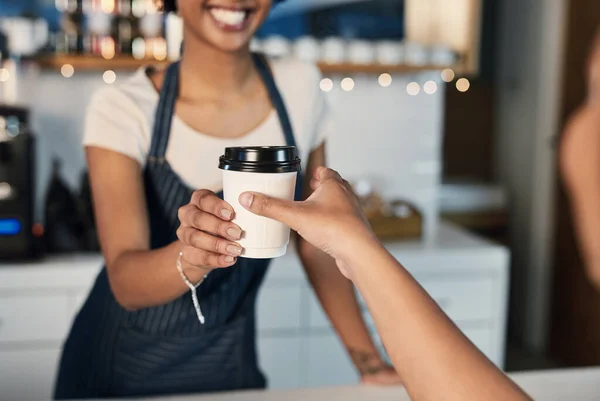 Recueillir une tasse fraîche des meilleurs. Gros plan d'un barista servant du café à un client dans un café. — Photo