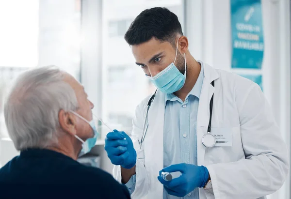 Це буде трохи незручно. Обрізаний знімок красивого молодого лікаря-чоловіка, який тестує пацієнта для ковадла . — стокове фото