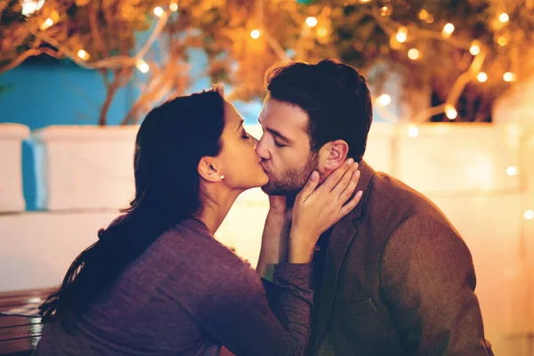 Спасибо за чудесный вечер. Обрезанный снимок ласковой молодой пары, целующейся во время романтического ужина в ресторане. — стоковое фото