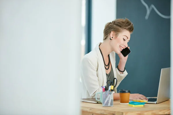 Technologie die past bij al haar zakelijke behoeften. Gesneden foto van een jonge zakenvrouw die praat op een mobiele telefoon in een kantoor. — Stockfoto