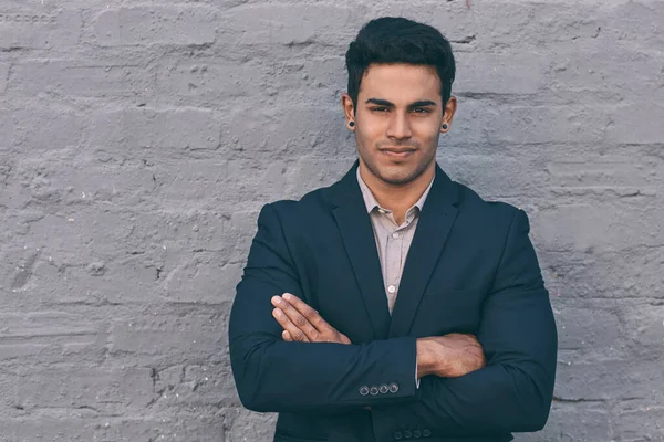 Les affaires sont ce que je fais de mieux. Portrait d'un beau jeune homme d'affaires debout contre un mur de briques visage avec les bras croisés. — Photo