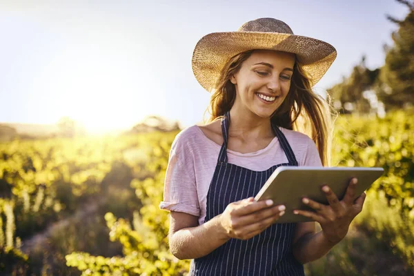 La agricultura en la edad de la aplicación. Fotografía de una joven usando una tableta digital en una granja. —  Fotos de Stock