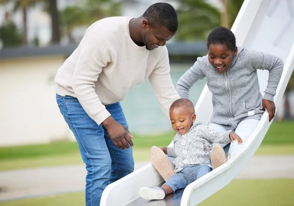 A család mindig ott lesz. Egy apa és fia játszott a parkban.. — Stock Fotó