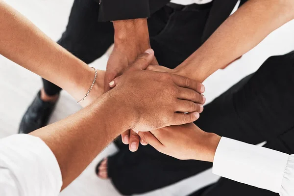 La unidad siempre gana. Primer plano de un grupo de empresarios irreconocibles que unen sus manos en un grupo. —  Fotos de Stock