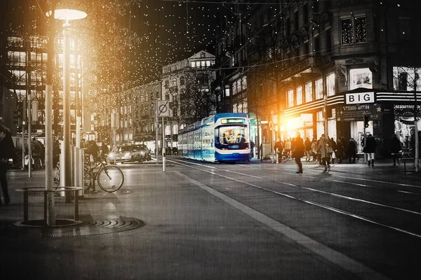 Esta cidade nunca dorme. Tiro digitalmente manipulado de uma rua movimentada da cidade à noite. — Fotografia de Stock