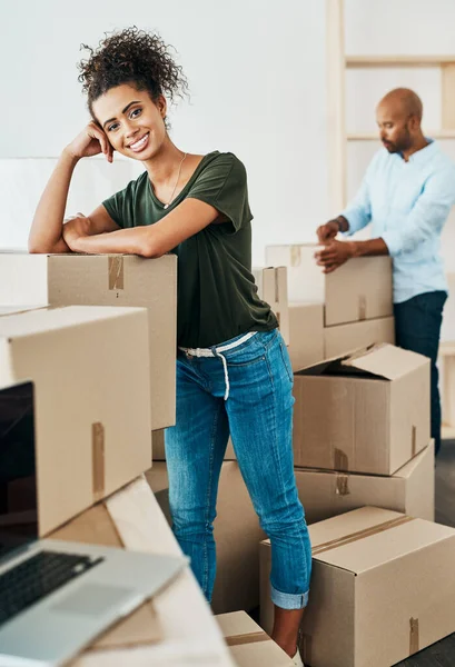 Es ist ein großer Schritt, aber wir könnten nicht glücklicher sein. Porträt eines jungen Paares beim Umzug. — Stockfoto