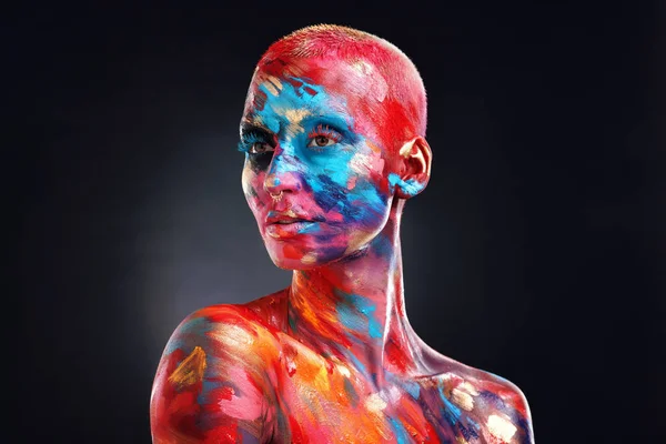 Ich lebe, um mich auszudrücken. Aufnahme einer attraktiven jungen Frau, die mit Farbe im Gesicht und am Körper allein im Studio posiert. — Stockfoto