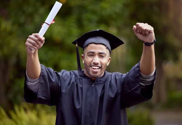 Al final, todo vale la pena. Foto de un joven que se ve alegre en el día de la graduación. — Foto de Stock