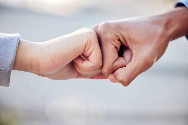 Goed geschilderde passie. Schot van twee onherkenbare zakenlui die buiten een vuist maken.. — Stockfoto