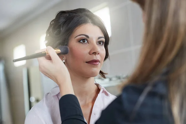 Nur das Beste ist gut genug an diesem besonderen Tag. Aufnahme einer schönen Braut, die sich von ihrem Maskenbildner schminken lässt. — Stockfoto