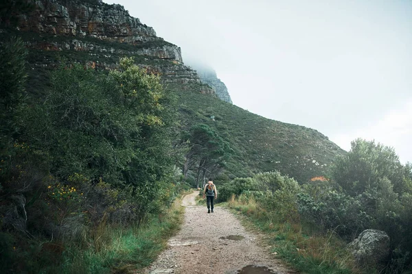 ワンダーはよく、いつも不思議。山の中を歩いている若い男のレビュー. — ストック写真