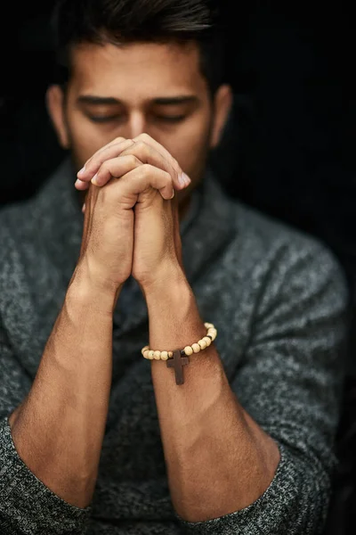Onun inancı güçlü. Gözleri kapalı dua eden bir gencin yakın çekimi.. — Stok fotoğraf