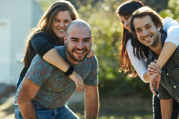 Dubbla det roliga. Beskuren bild av två lyckliga par ute på en dubbeldejt. — Stockfoto