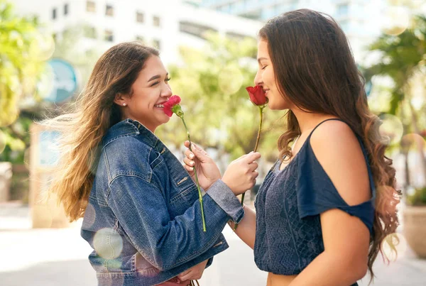 Tu es ma personne préférée au monde. Plan recadré de deux meilleures amies sentant les roses dans la ville. — Photo