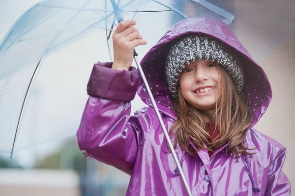 감기는 날괴롭히지 않았어. 우산 밑에서 있는 어린 소녀의 모습. — 스톡 사진
