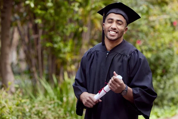 Trasforma il tuo soppalco in lattine e il tuo sogno in piani. Foto di un giovane in possesso di un certificato il giorno della laurea. — Foto Stock
