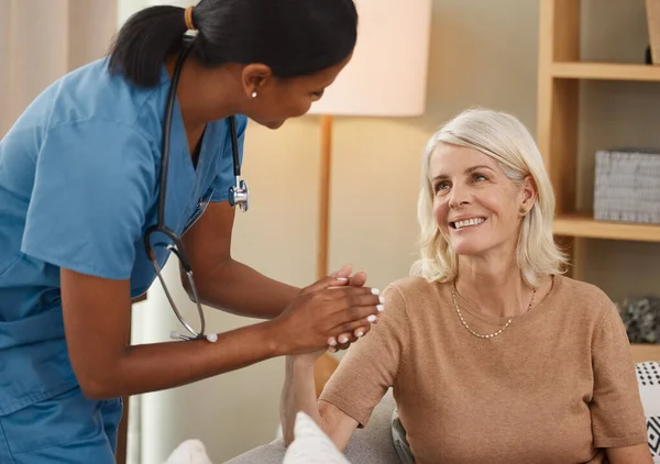 Non riesco a immaginare dove sarei senza di te. Foto di un medico che ha una consultazione con una donna anziana a casa. — Foto Stock