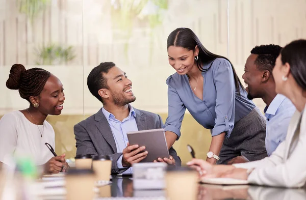 Fedezze fel szabadon az üzleti ötleteket. Digitális táblagépet használó munkatársak csoportjának fotózása egy üzleti megbeszélés során. — Stock Fotó