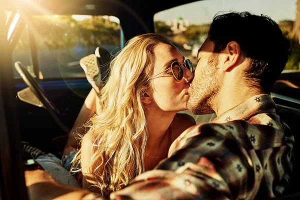 Este viaje por carretera nos hizo conectar profundamente entre nosotros. Foto de una pareja cariñosa besándose en una camioneta. —  Fotos de Stock