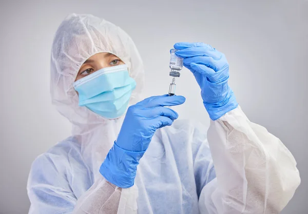 Sürü bağışıklığı mümkün. Stüdyonun arka planında şırıngayı aşı sıvısıyla dolduran bir hemşirenin fotoğrafı.. — Stok fotoğraf