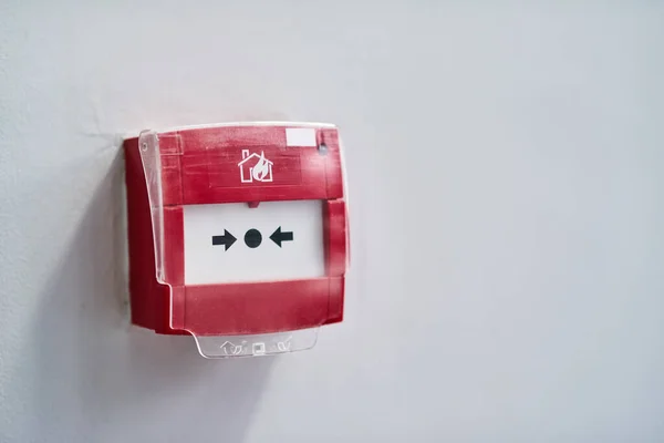 Laat het alarm afgaan. Schot van een brandalarm op een muur. — Stockfoto