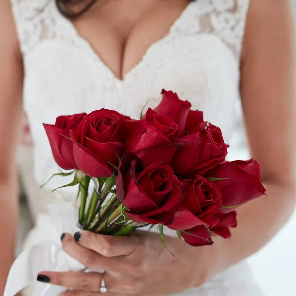Töltse ki a menyasszonyi megjelenés egy tökéletes csokor. Egy vörös rózsát tartó nő levágott közelsége az esküvője napján. — Stock Fotó