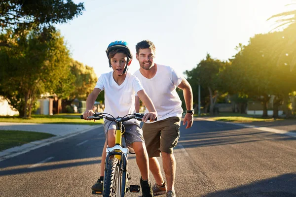 Andar de bicicleta pelo quarteirão dele. Tiro de um rapaz a andar de bicicleta pelo bairro.. — Fotografia de Stock