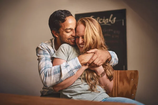 幸福就在你的怀里。拍到一对年轻夫妇在咖啡店共度时光. — 图库照片