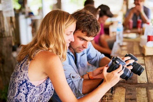 Explorando a Tailândia juntos. Tiro de um jovem casal olhando para fotos em sua câmera enquanto em férias na Tailândia. — Fotografia de Stock