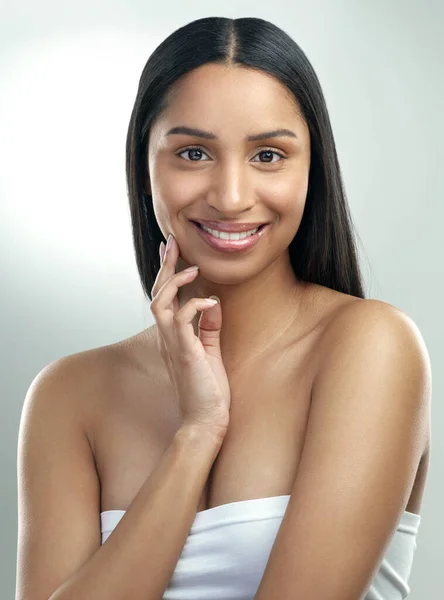 J'ai un régime régulier de soins de la peau. Plan recadré d'une belle jeune femme à la peau impeccable posant sur un fond gris. — Photo