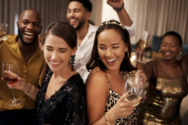 Σχεδιάζουμε να χορέψουμε όλη τη νύχτα. Shot of a various group of friends dancing during a New Years πάρτι στο σπίτι. — Φωτογραφία Αρχείου