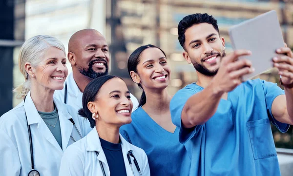 Collega 's die vrienden werden. Foto van een groep dokters die een selfie maken in de stad.. — Stockfoto