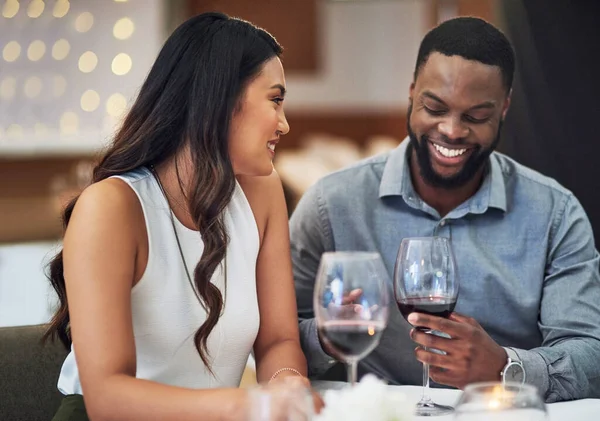 Sembra che questo appuntamento stia andando bene. Colpo ritagliato di una giovane coppia affettuosa che si gode un appuntamento insieme in un ristorante. — Foto Stock